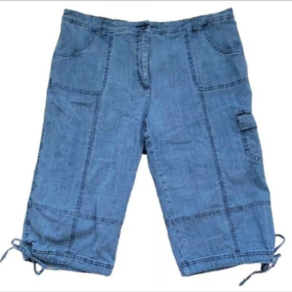 NWOT Women's Blue Jean Lightweight Denim Capri Shorts with Many Pockets Size 16